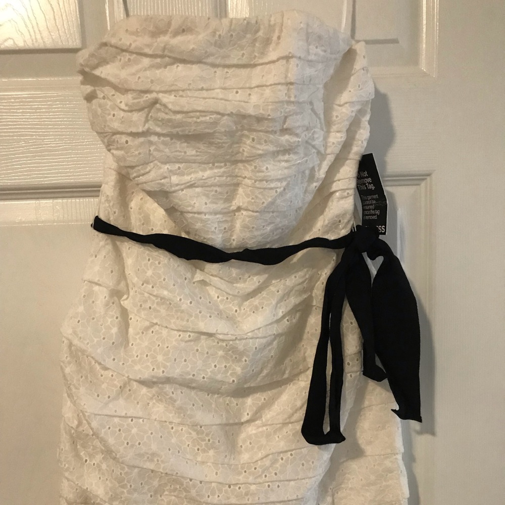 Strapless White dress with black lace EXPRESS.